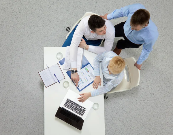 Geschäftsleute sitzen und diskutieren bei Geschäftstreffen, im Büro — Stockfoto