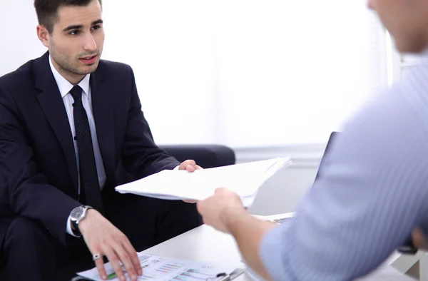 Affärsmän som sitter och diskuterar på affärsmöte, i ämbetet — Stockfoto