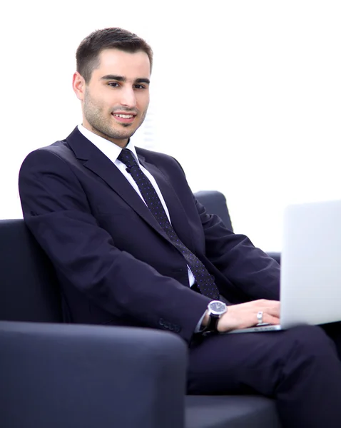 Affärsman som sitter på soffan på kontoret — Stockfoto
