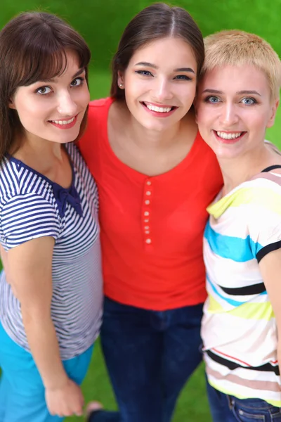 Portret van drie jonge vrouwen, permanent samen — Stockfoto