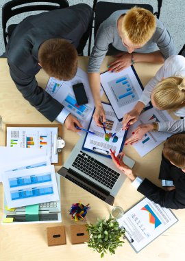 İş adamları iş toplantısında, ofiste oturup tartışıyorlar.