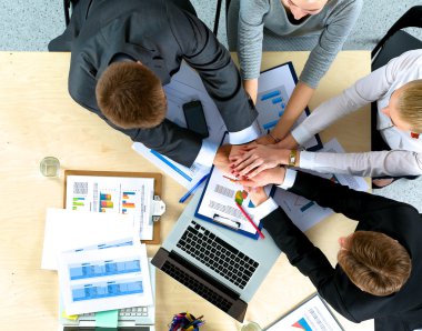 El ele tutuşan iş ekibi - takım çalışması kavramları