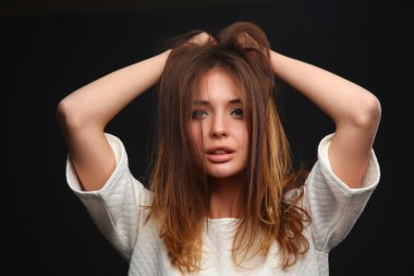 siyah arka plan üzerine izole güzel bir kadın portresi