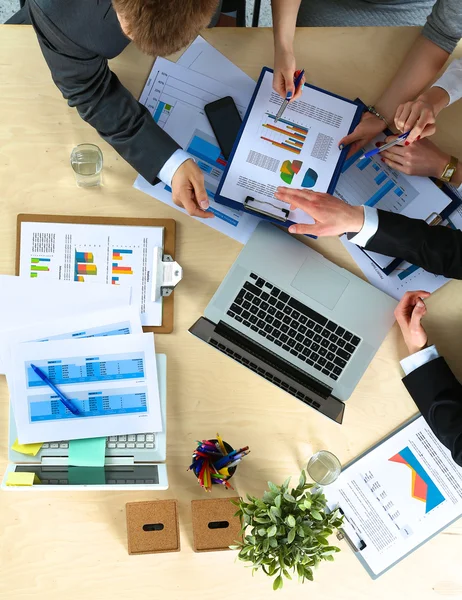 Uomini d'affari che siedono e discutono alla riunione di lavoro, in ufficio — Foto Stock