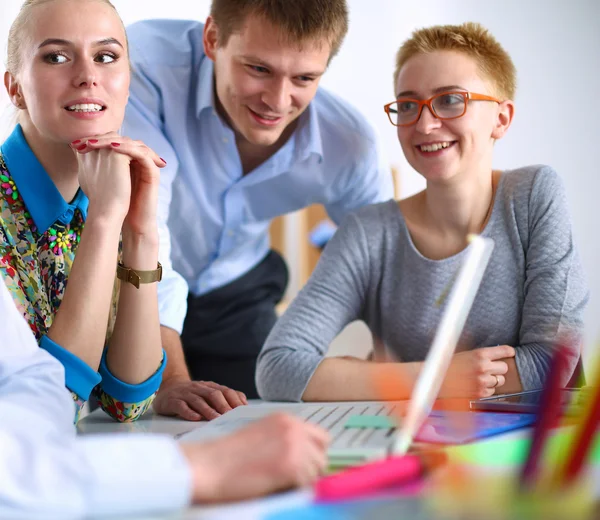 Unga företagare som arbetar på kontoret med ett nytt projekt. — Stockfoto