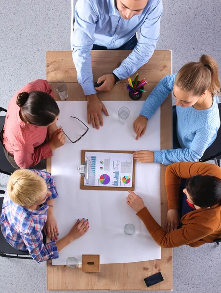 Zakenmensen zitten en discussiëren op zakelijke bijeenkomst, in functie — Stockfoto