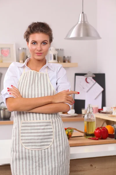 Улыбающаяся молодая женщина на кухне — стоковое фото