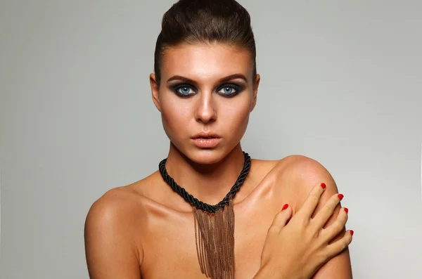 Retrato de una hermosa mujer con collar, aislado sobre fondo blanco — Foto de Stock