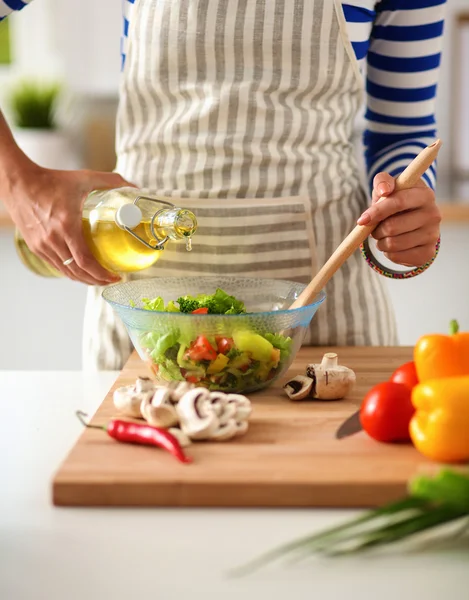 Mujer joven mezclando ensalada fresca —  Fotos de Stock