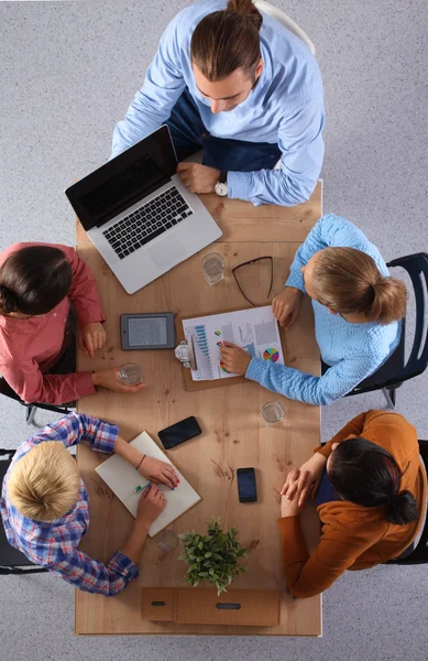 Geschäftsleute sitzen und diskutieren bei Geschäftstreffen, im Büro — Stockfoto