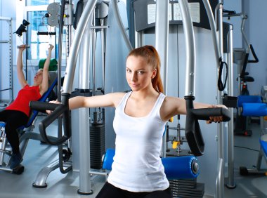 Eğitmenler üzerinde egzersiz spor salonunda güzel kız