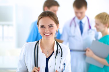Tıp grubunun önünde çekici bir kadın doktor.