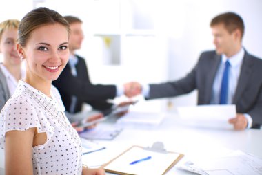 İş adamları el sıkışıyor, toplantıyı bitiriyor.