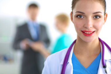 Kadın doktor hastanede steteskopla dikiliyor. 