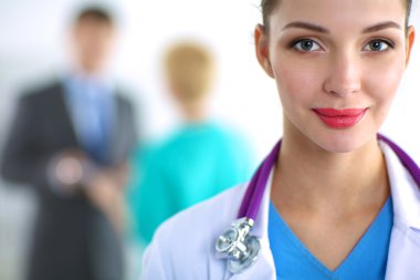 Kadın doktor hastanede steteskopla dikiliyor. 