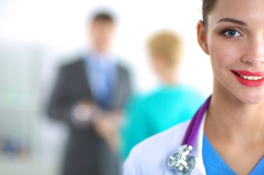 Kadın doktor hastanede steteskopla dikiliyor. 