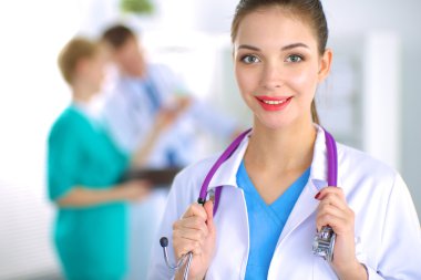 Kadın doktor hastanede steteskopla dikiliyor. 