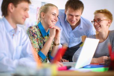 Yeni bir proje üzerinde çalışan genç iş adamları.