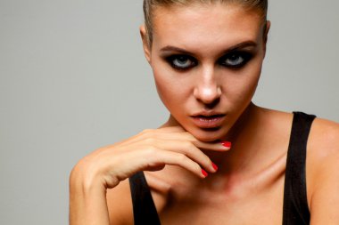 Beyaz arka plan üzerinde izole kolye, güzel bir kadın portresi