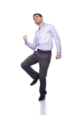 Beyaz arka planda izole edilmiş genç bir adamın portresi