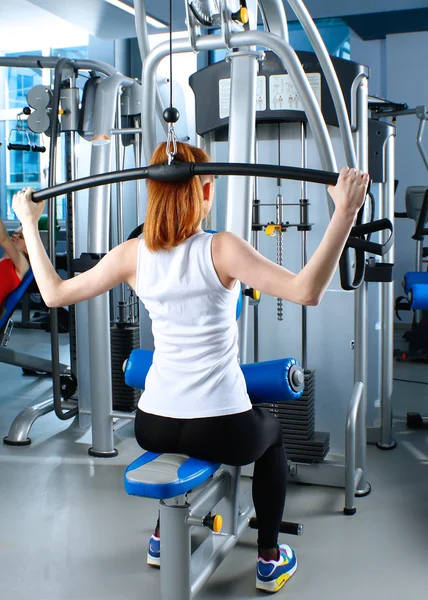 Hermosa chica en el gimnasio haciendo ejercicio en los entrenadores — Foto de Stock