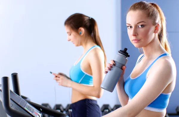 Grupp människor på gymmet tränar på cross utbildare — Stockfoto