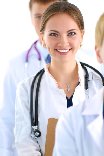 Médico feminino atraente com pasta na frente do grupo médico — Fotografia de Stock