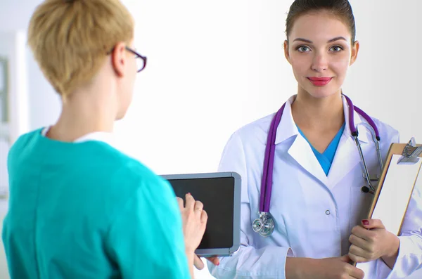 Ärztin steht mit Ordner im Krankenhaus — Stockfoto