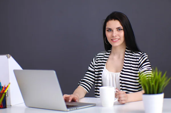 Masasında kulaklığı ve laptopuyla çalışan güzel bir iş kadını. — Stok fotoğraf