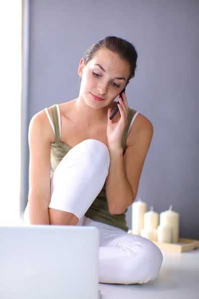 Atractiva chica caucásica sentado en el suelo — Foto de Stock