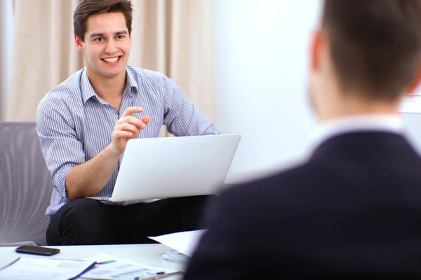 Uomini d'affari che siedono e discutono alla riunione di lavoro, in ufficio — Foto Stock