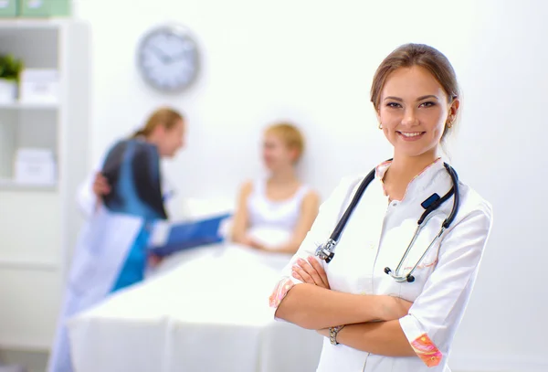 Doctora de pie en el hospital — Foto de Stock