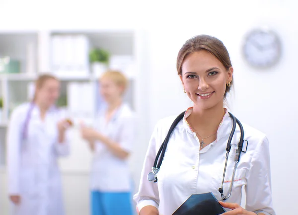 Doctora de pie en el hospital —  Fotos de Stock