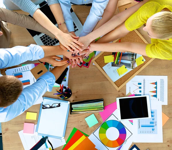 Equipo empresarial con las manos juntas - conceptos de trabajo en equipo — Foto de Stock