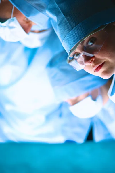 Surgery team in the operating room — Stock Photo, Image