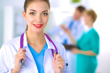 Kadın doktor hastanede steteskopla dikiliyor. 