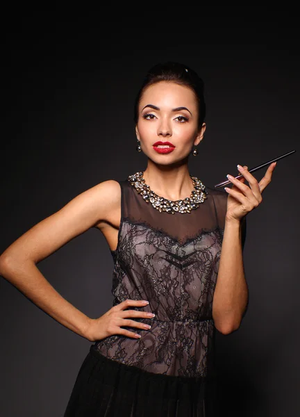 Retrato de joven hermosa mujer con joyas —  Fotos de Stock