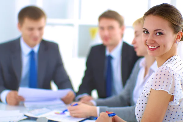 Zakenmensen zitten en discussiëren op zakelijke bijeenkomst, in functie — Stockfoto