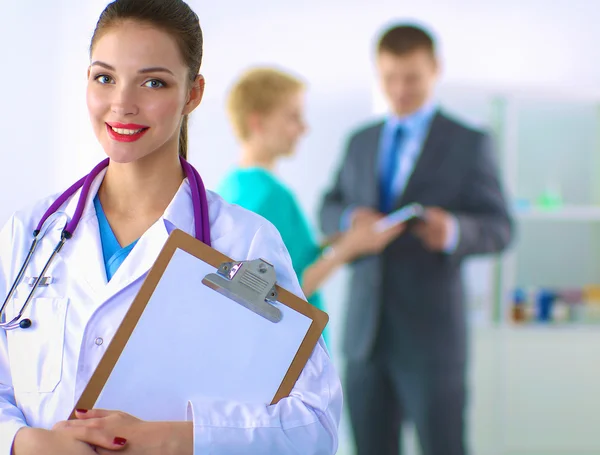 Doctora de pie con carpeta en el hospital — Foto de Stock