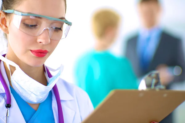 Woman doctor standing with folder at hospital — Stock Photo, Image