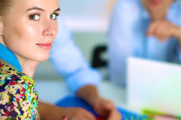 Joven y atractiva diseñadora de moda femenina trabajando en el escritorio — Foto de Stock