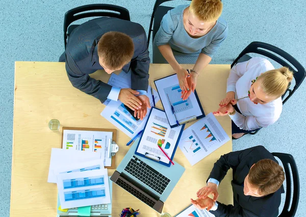 Zakenmensen zitten en discussiëren op zakelijke bijeenkomst, in functie — Stockfoto