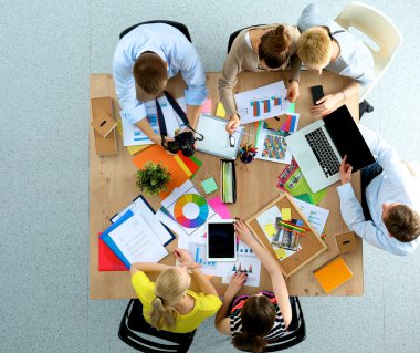 İş adamları iş toplantısında, ofiste oturup tartışıyorlar.
