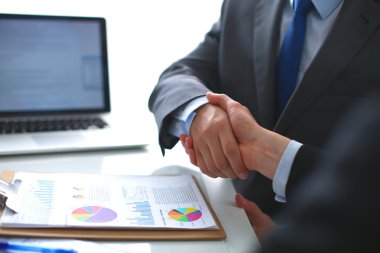 İş adamları el sıkışıyor, toplantıyı bitiriyor.