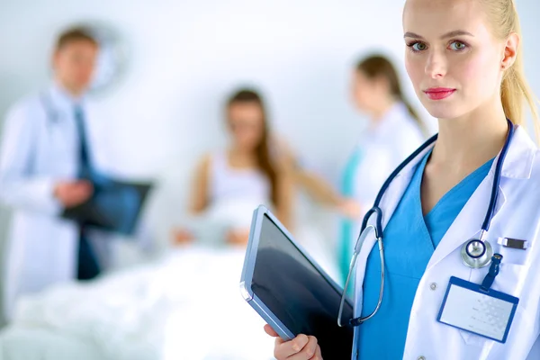 Γυναίκα γιατρός στέκεται με το φάκελο στο νοσοκομείο — Φωτογραφία Αρχείου