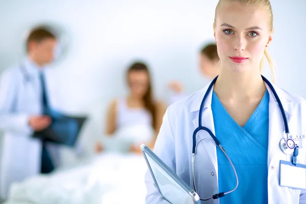 Жінка-лікар стоїть з текою в лікарні — стокове фото
