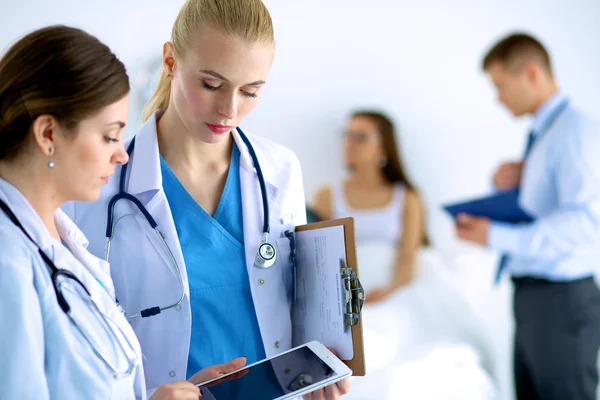 Giovane medico donna in possesso di un tablet pc — Foto Stock