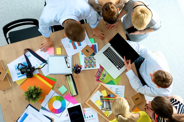 Zakenmensen zitten en discussiëren op zakelijke bijeenkomst, in functie — Stockfoto