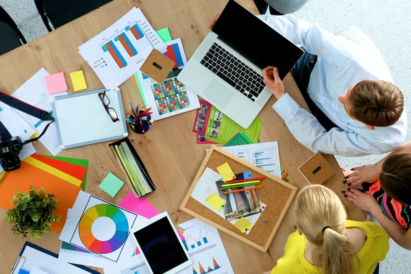 Uomini d'affari che siedono e discutono alla riunione di lavoro, in ufficio — Foto Stock