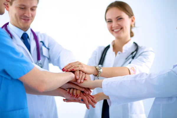 Orvosok és nővérek egy orvosi csapat egymásra mutató kezét — Stock Fotó